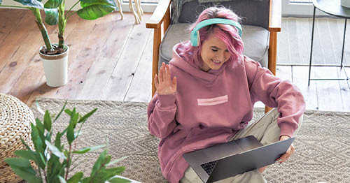  An online school student collaborating virtually on a group project while learning at home.
